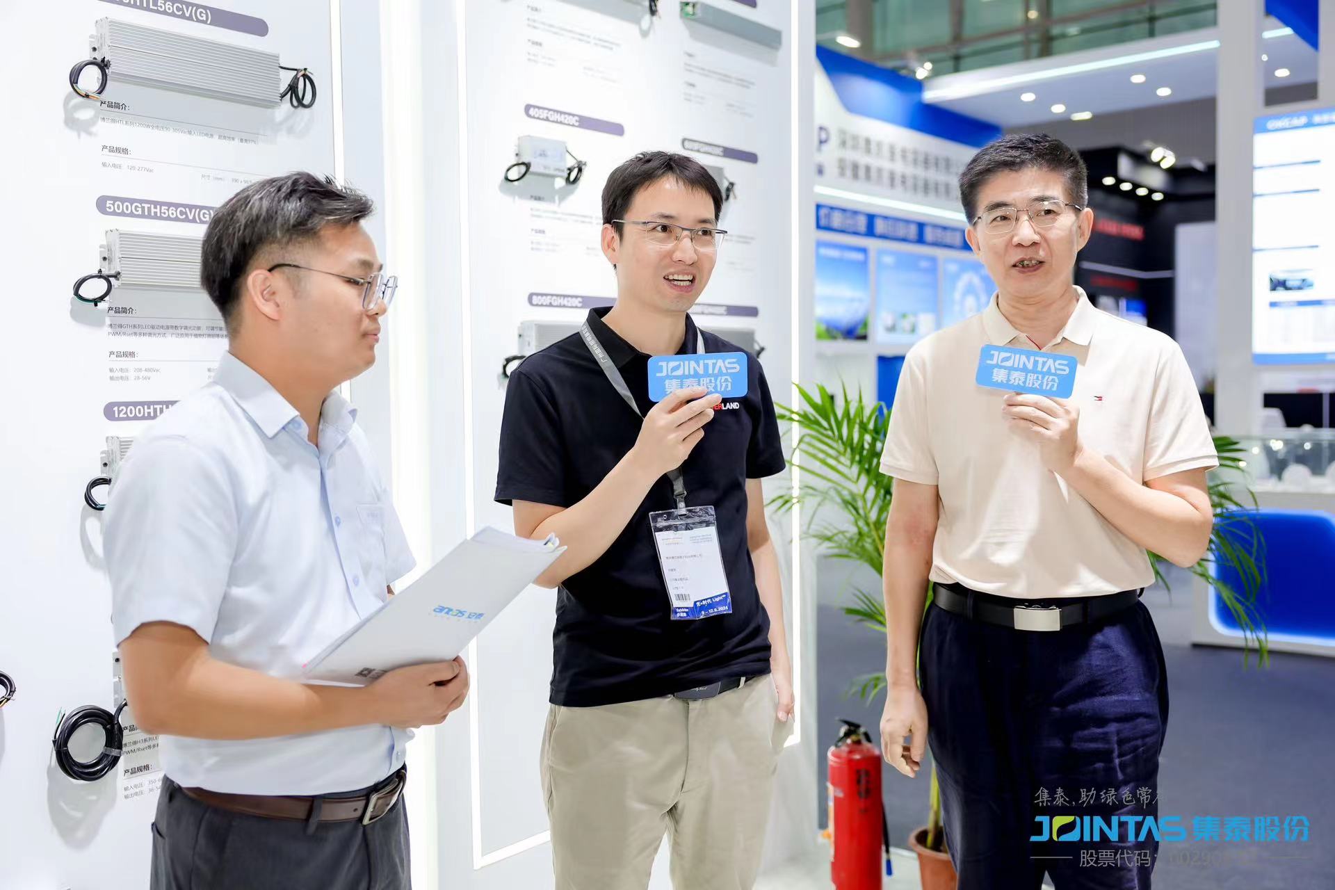 Powerland brought six series of ultra-high efficiency small-size LED driver power supply products to the exhibition, which covered a variety of application scenarios, including court lamps, explosion-proof lamps, industrial and mining lamps, street lamps, plant lamps, etc. Meanwhile, Boland also grandly introduced its new small and medium-power isolated and non-isolated series of new products, which contribute to the high-efficiency and green development of the lighting industry.